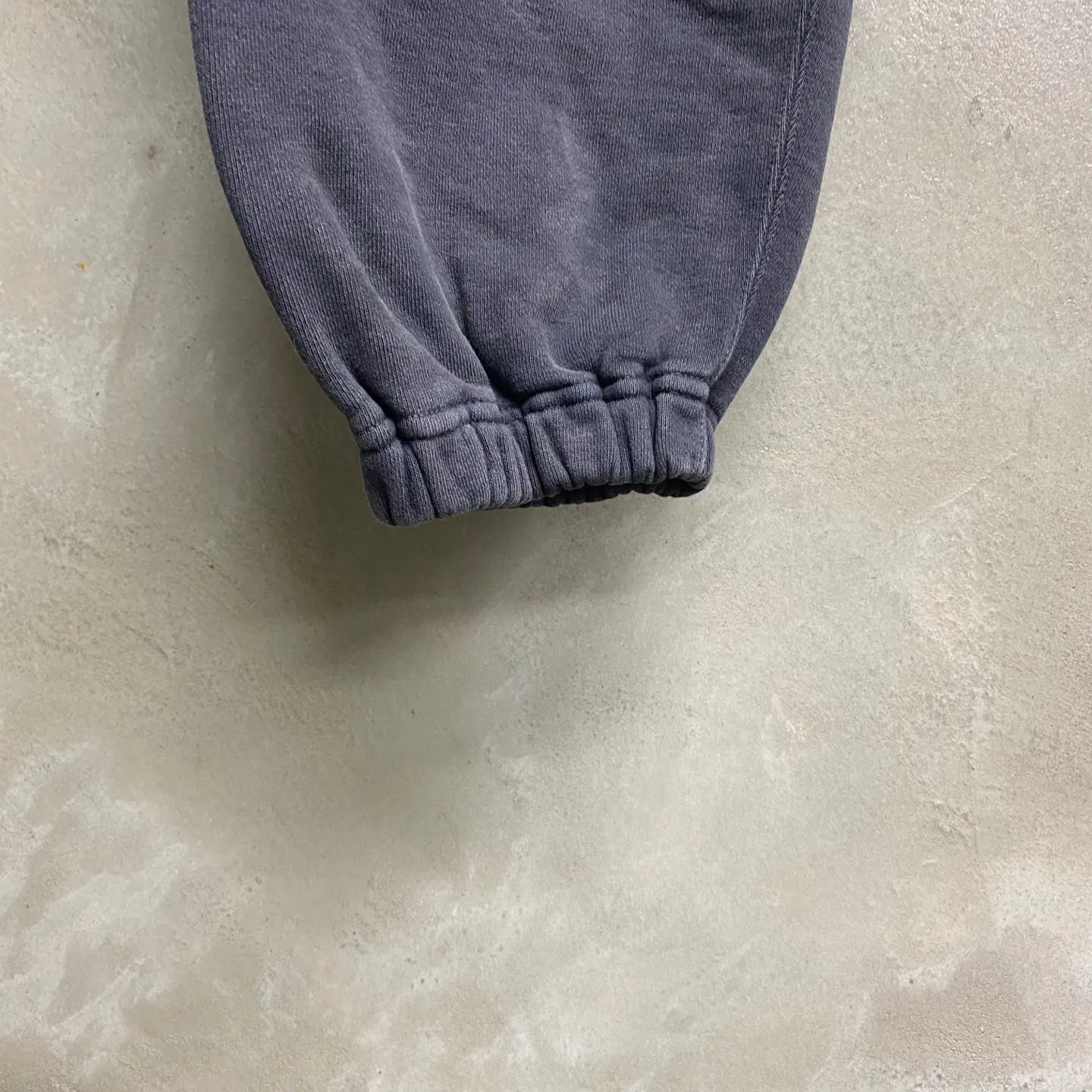 SAINT Mxxxxxx SWEAT PANTS/LOVE AMONG/BLK blue SAINT barrage sweatpants, washed black S-XL, top-notch printing and distressing process, very close to the original distressed feeling, Assute dyeing, whole piece sprayed with horse fade, wormhole destruction treatment, heavy fermentation washing to create NEW VINTAGE texture, factory four-needle and six-thread workmanship, no bone seams, correct main mark, wash mark